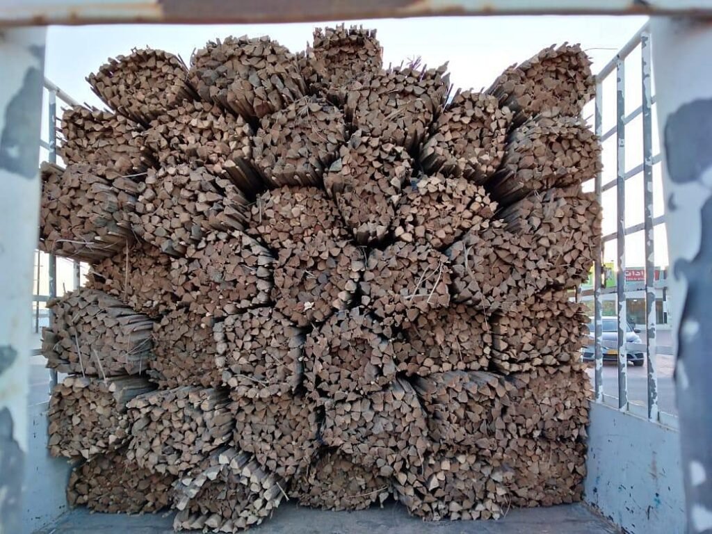 Palm Waste Supply Sorted palm midribs cut and bundled on a truck for transport